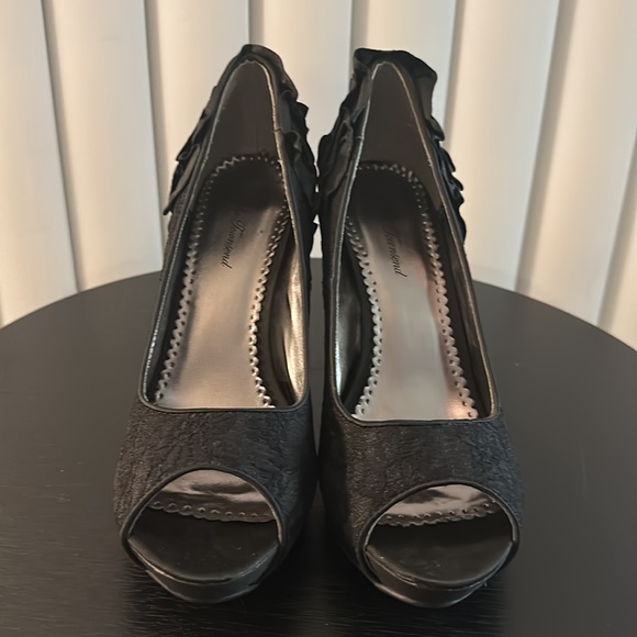 Lovey Lacey Noir Gloria Pumps! - Picture 3 of 8